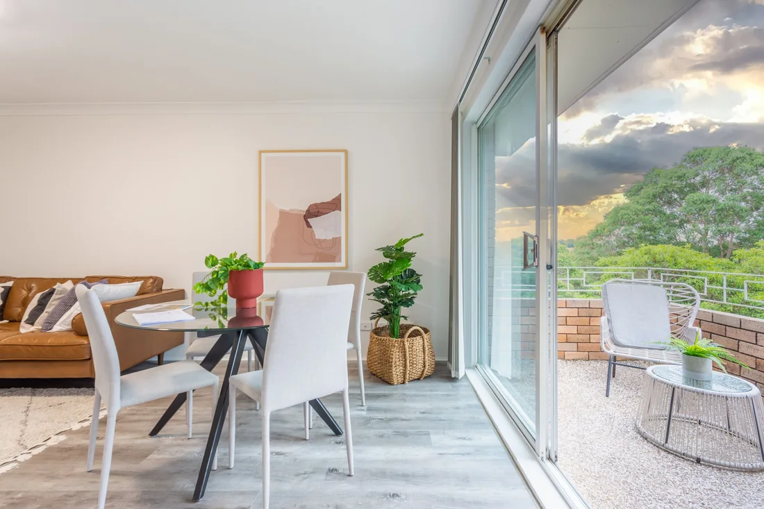 Helles Apartment mit Esstisch und Terrasse