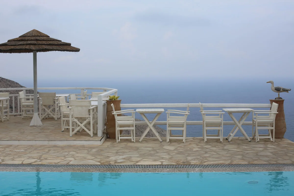 Terrasse mit Sitzplätzen und Blick aufs Meer